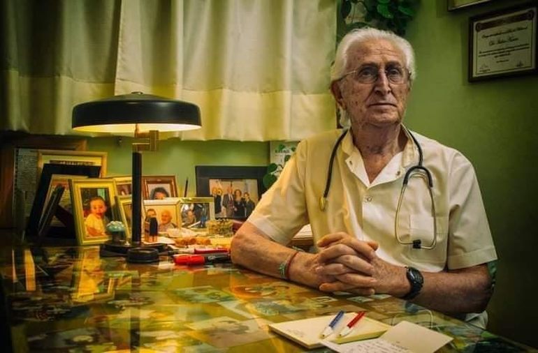 Allen llora la partida de Isidoro Kantor