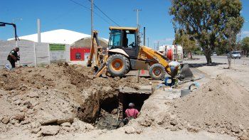 El líquido comenzó a brotar por la rotura de un viejo caño. 