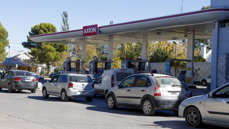 Ahora, las colas más largas de autos que esperan cargar combustible en Cipolletti