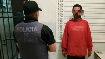 Moraga reconoció que atacó a tres menores para robarles y que a mordió en un brazo a uno de ellos. Acordó una pena leve en la Justicia. La distorsión de la imágen corresponde a la Policía. Moraga reconoció que atacó a tres menores para robarles y que a mordió en un brazo a uno de ellos. Acordó una pena leve en la Justicia. La distorsión de la imágen corresponde a la Policía.