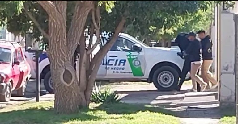 El policía de Roca fue detenido por sus propios camaradas. 