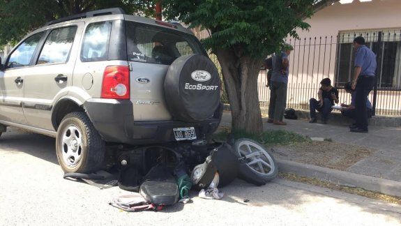 Escapaba de un control de tránsito y lo chocó un auto que se dio a la fuga