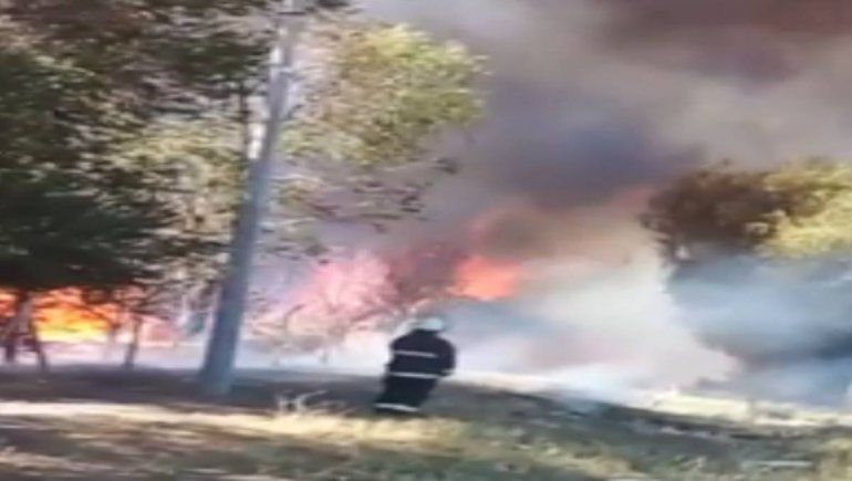 Video: incendio en un galpón dejó sin luz el lago Pellegrini