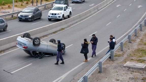 Impresionante vuelco en la ruta 7