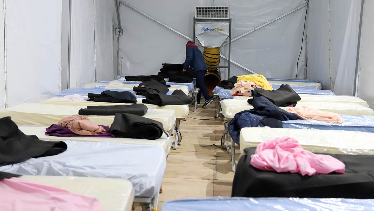 La sorpresa que se llevaron al revisar una cama en el parador nocturno de Ciudad Deportiva