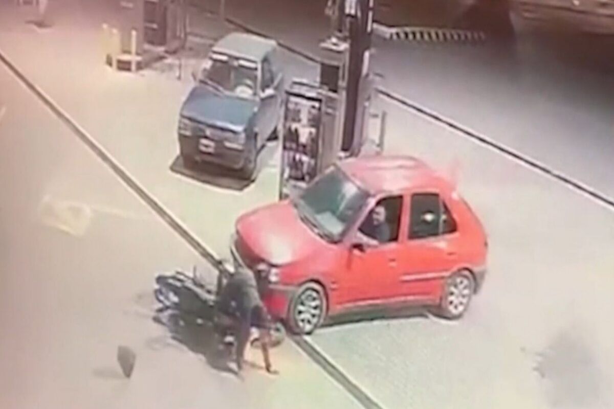 Vio a dos motochorros en acción y los atropelló para evitar un robo