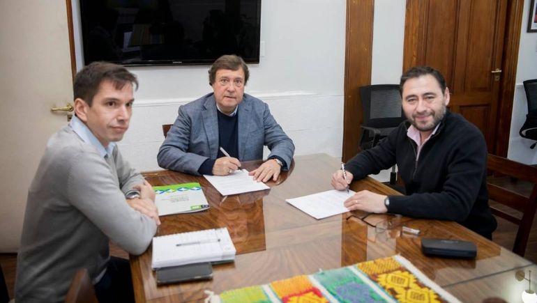 Alberto Weretilneck y Marcelo Román firmaron el acuerdo del bono petrolero para Allen.