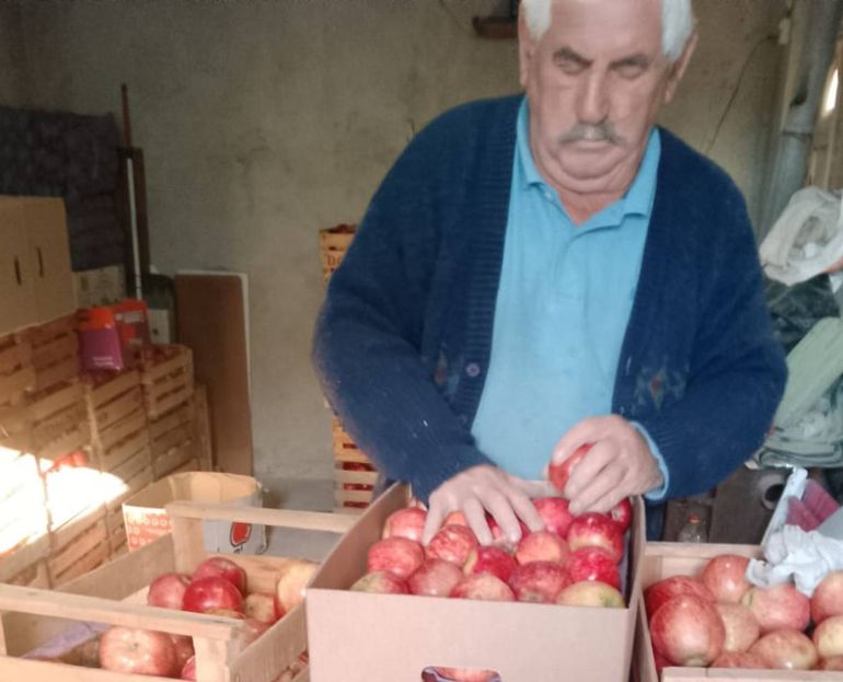 El Vasco preparando las manzanas que venden.