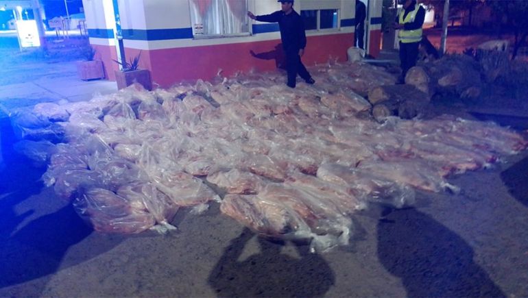 Golpe al tráfico de carne: transportaba 110 costillares a Centenario de forma ilegal