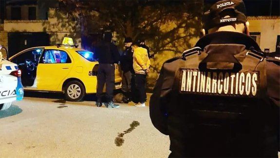 Hacía un delivery de cocaína en un taxi y lo detuvieron 