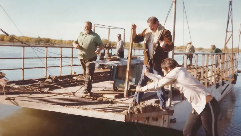 Desde que surgiera como un poblado, Balsa Las Perlas ha ido forjando una identidad propia como pueblo. Hace 40 años, fue reconocida como Comisión de Fomento, condición que perdió poco después. Pero los perlenses siguen luchando por autonomía y municipalización.
