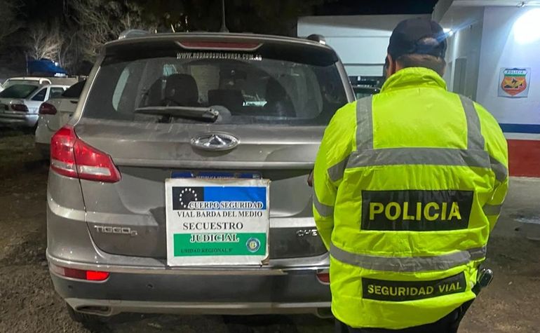 Los efectivos confirmaron que la camioneta registraba un pedido de secuestro vigente desde noviembre de 2022. Foto: Gentileza.