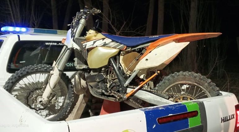 El sospechoso escapó en la poderosa moto tipo cross hacia Fernández Oro, donde fue atrapado tras chocar un patrullero. El sospechoso escapó en la poderosa moto tipo cross hacia Fernández Oro, donde fue atrapado tras chocar un patrullero.