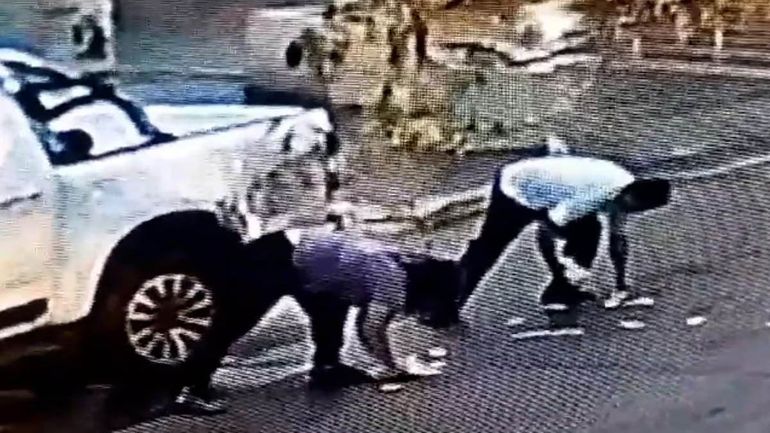 Video: iba en moto, se le volaron millones de pesos y una pareja los levantó y huyó