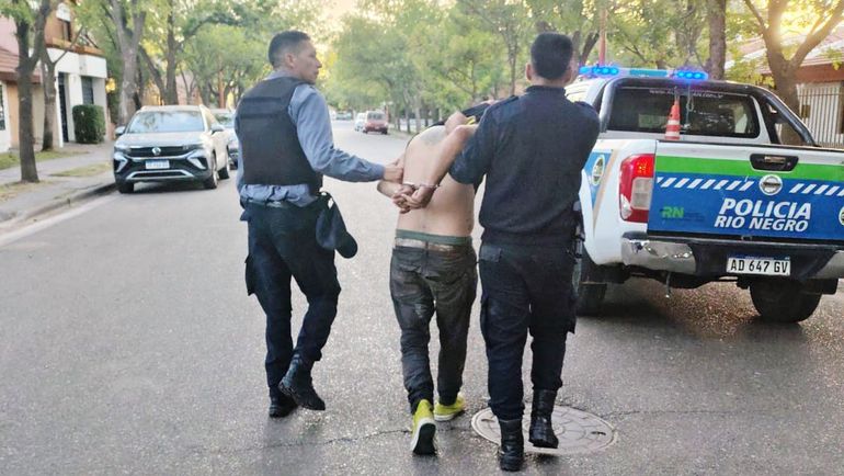 Los ladrones fueron atrapados por la policía en una casa vecina a la que habían entrado a robar. Se habían llevado una notebook y un proyector