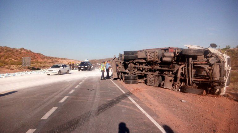 Otro accidente por la falta de los rulos: volcó un camión con 28 toneladas de harina