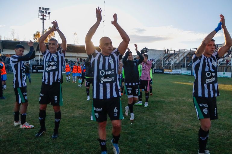 Damián Jara con Manuel Berra a su derecha y Matías Kucich del otro lado. Los defensores de Cipo. Fotos: Anahí Cárdena