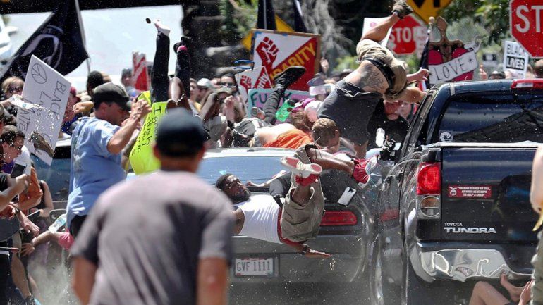 Estados Unidos: un auto atropelló a manifestantes antiracistas y hay al menos un muerto