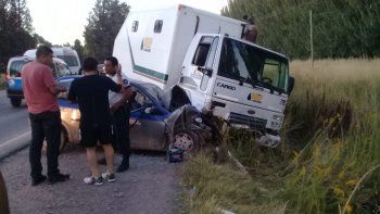 susto al volante: cambio de carril y choco de frente contra un auto