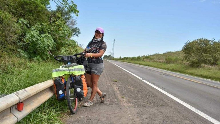 Silvia, la cicloviajera que partió de Fernández Oro y hace dos años pedalea por el mundo 