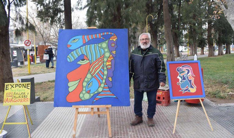 El artista callejero que ilumina con sus cuadros la plaza cipoleña
