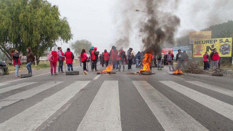 Organizaciones sociales cortaron el tránsito en la Ruta 22 y generaron un gran trastorno vehicular.