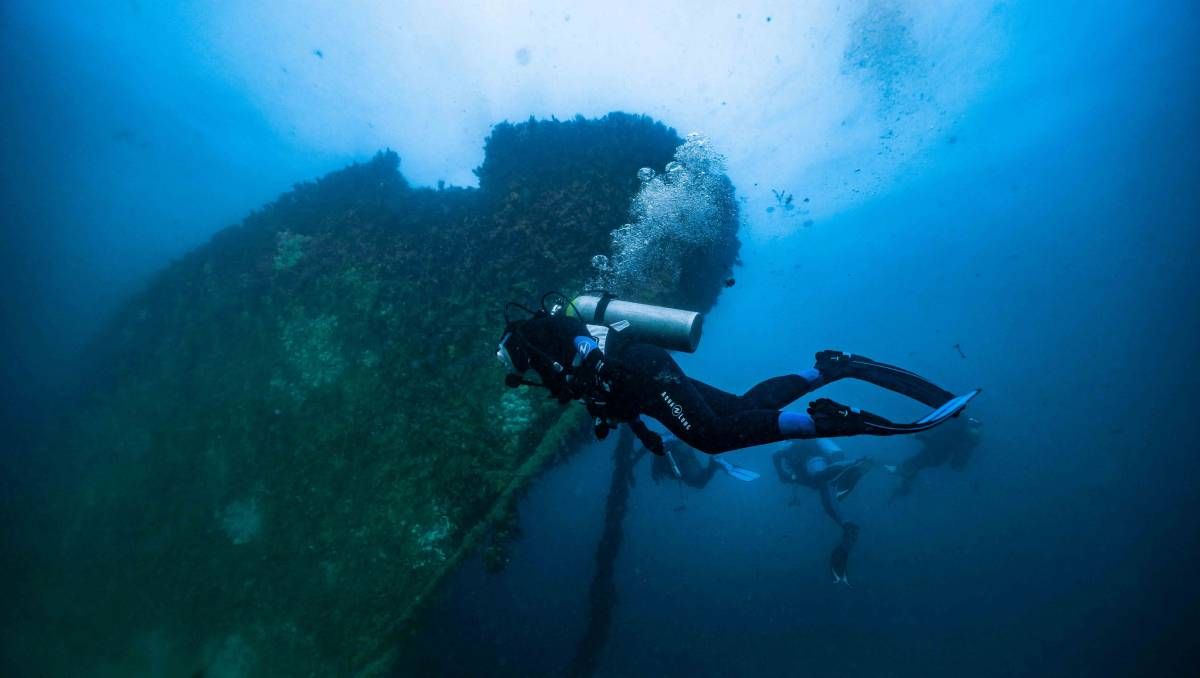 El parque de buceo de Las Grutas es uno de los pocos en los que se puede entrar a los barcos.