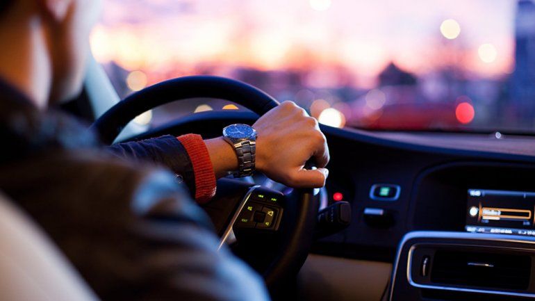 Ofreció acercarla en su auto y terminó manoseándola