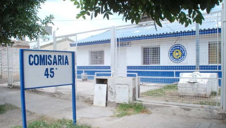 Personal de la Comisaría 45 del barrio Anai Mapu intervino en el procedimiento.