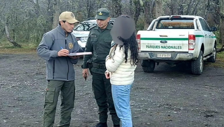 Un grupo de turistas brasileños fueron infraccionados en el Parque Nacional Nahuel Huapi. Un grupo de turistas brasileños fueron infraccionados en el Parque Nacional Nahuel Huapi.