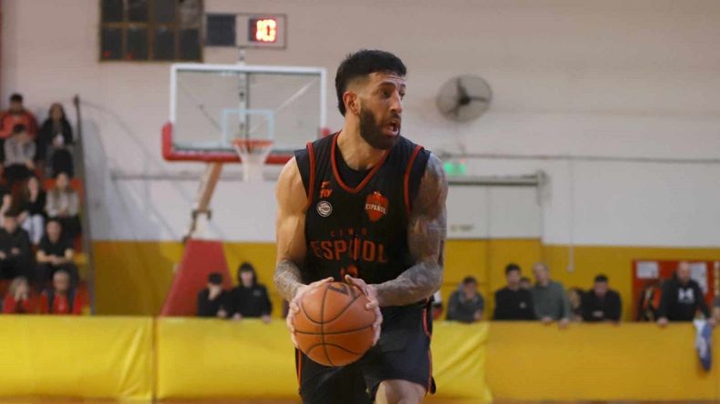 Volcadas, triples kilométricos y Centro Español como puntero invicto en el Pre Federal