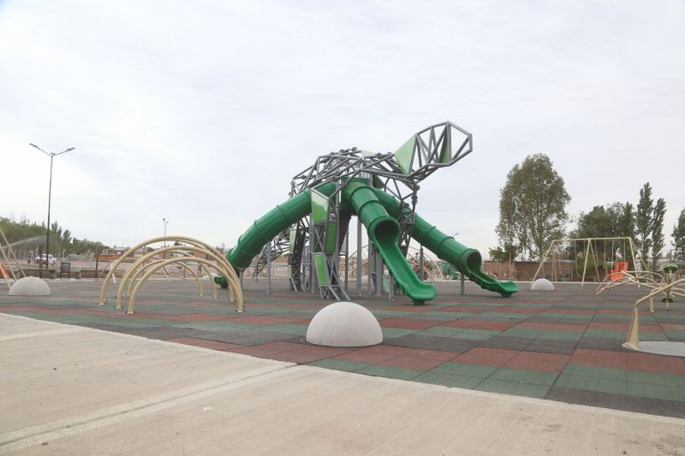 Al igual que en Neuquén, los cipoleños podrán disfrutar de renovados espacios de juegos seguros.