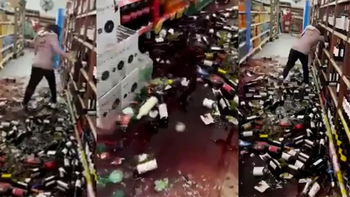 video: la echaron del super y destrozo la gondola de vinos