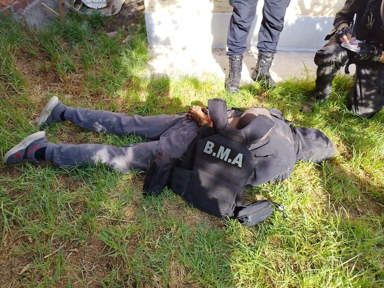 El hombre fue detenido luego de esconderse en el patio de una vivienda. Gentileza.