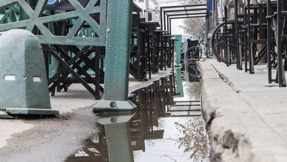 Un asco: el agua de las cloacas pasa por los bares del centro