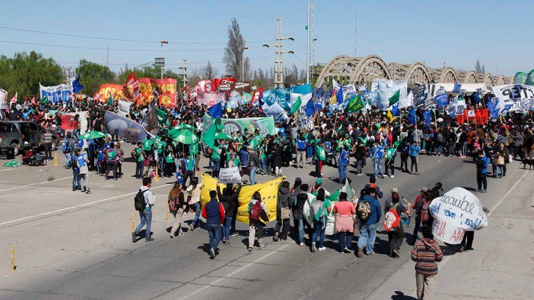10 mil personas coparon los puentes en defensa de la universidad