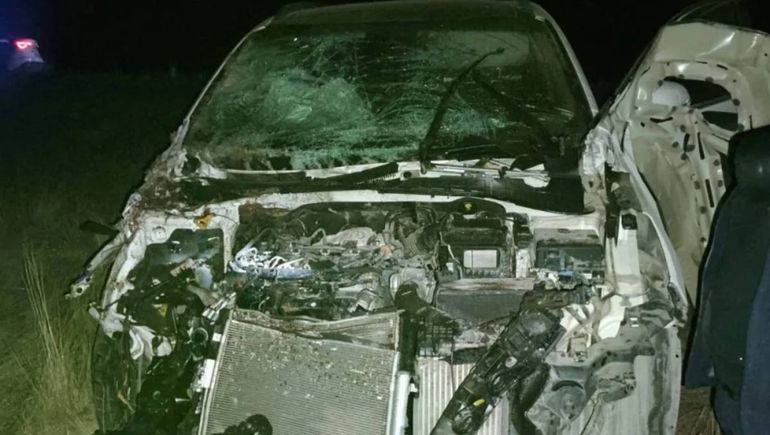 La camioneta presentó graves daños en su parte delantera.