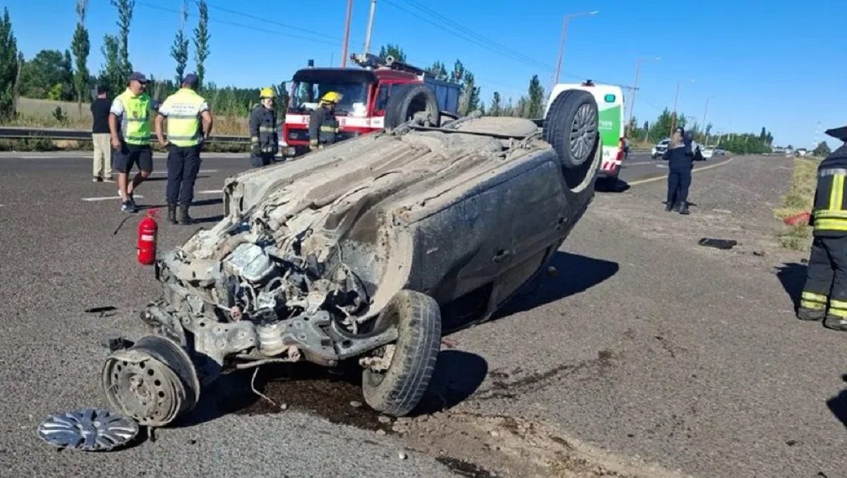 El Gol Trend quedó con sus ruedas para arriba sobre la calzada de la Ruta 22. Foto gentileza: LCR.