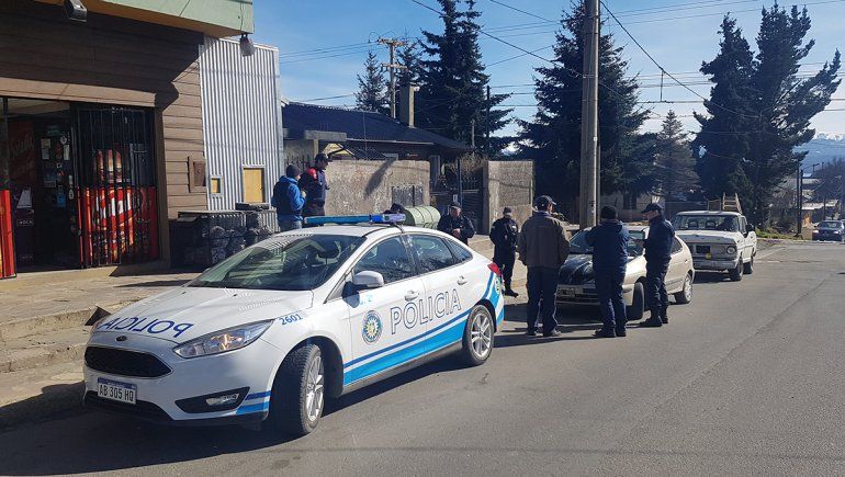 Un delincuente armado saltó el mostrador de una panadería para robar