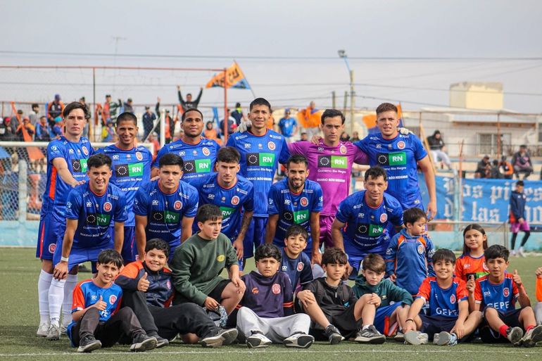 Bronca en Deportivo Roca: fuertes carteles contra la dirigencia y el técnico por una derrota.