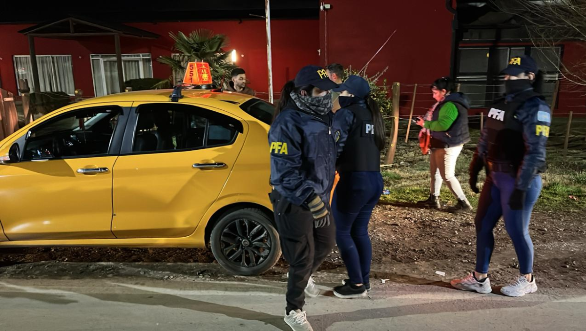 Los efectivos requisaron decenas de vehículos que viajaban al famoso predio, ubicado a metros de la Ruta 22.
