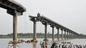 tragedia en la india: colapso un puente y hay al menos 15 muertos