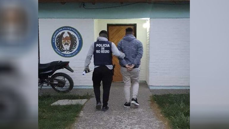 La fiscalía informó que este miércoles le formularán cargos al detenido.