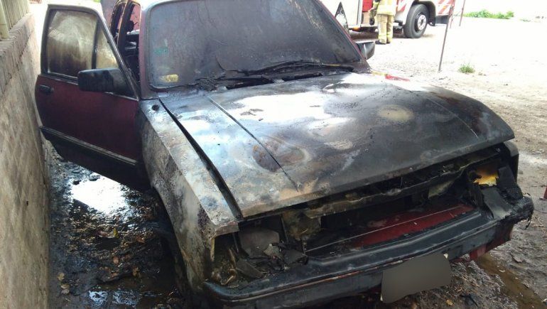 Susto: un auto se prendió fuego en las 300 Viviendas
