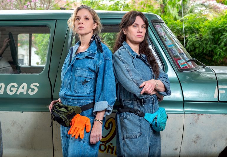 Carla Peterson y Nancy Dupláa en El tiempo de las moscas, la nueva miniserie de Netflix.