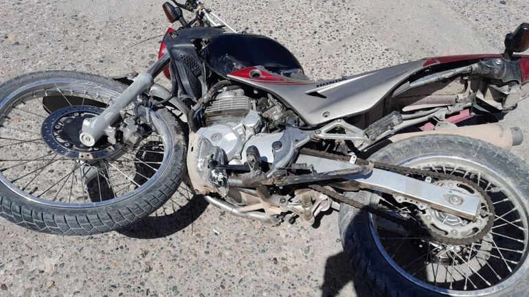 La moto Honda 400 había sido denunciada como robada en Bahía Blanca. La moto Honda 400 había sido denunciada como robada en Bahía Blanca.