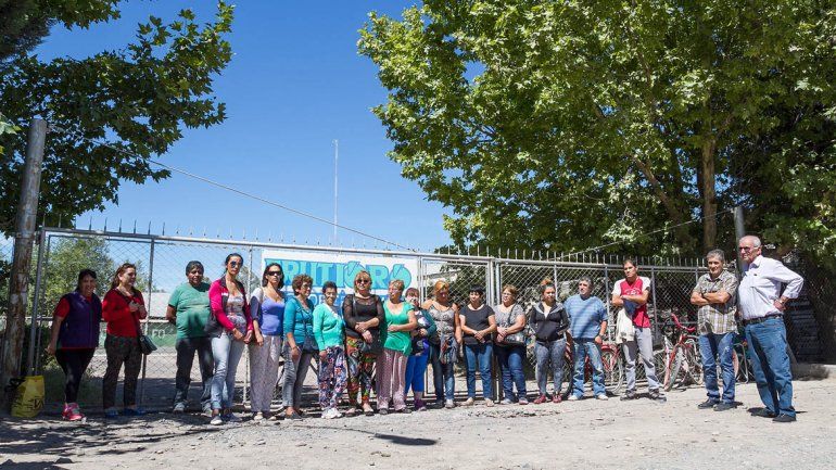 85 mujeres montaron guardia para defender su trabajo en una cooperativa frutícola en Oro