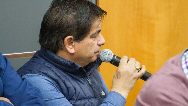 López anunciará su renuncia en Fernández Oro. Ayer sumó otro reclamo interno por la compra de una BMW.