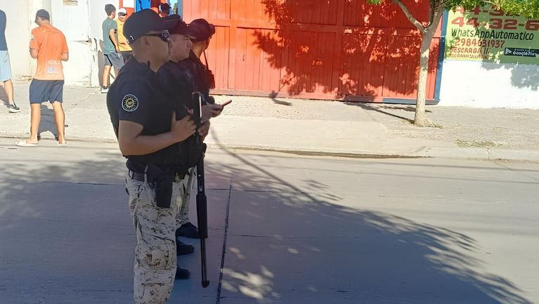 La Policía fue agredida en la cancha de Roca. Dos personas (un hombre y una mujer) fueron detenidos.&nbsp;
