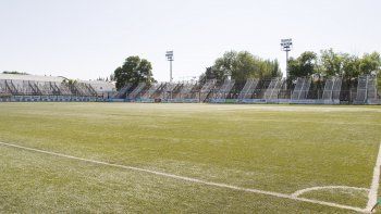 El sintético es un dolor de cabeza para todo Cipolletti y en verano la temperatura resulta agobiante para entrenar. 